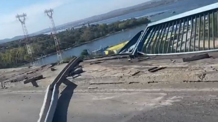 Камион падна от мост, шофьорът загина