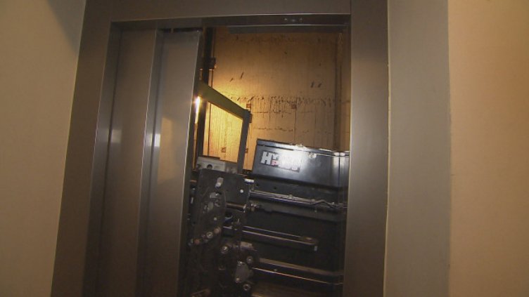 Скъсана носеща планка е причината за пропадането на асаньора, който рани петима души