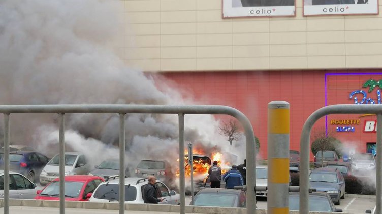 "Рено Меган" изгоря за минути пред мол във Варна