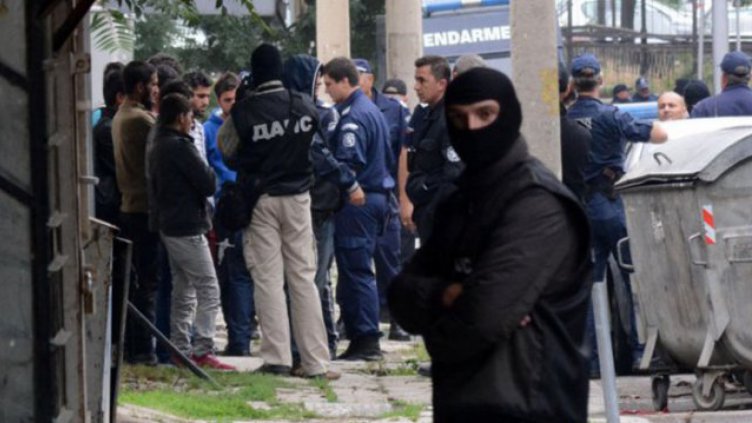 Специализирана полицейска акция се провежда в ромския квартал в Хасково