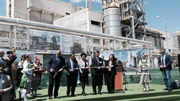 Премиерът Бойко Бориов преряза тържествено лентата на новата вакуумна дестилационна инсталация в завода на &quot;Солвей Соди&quot; в град Девня