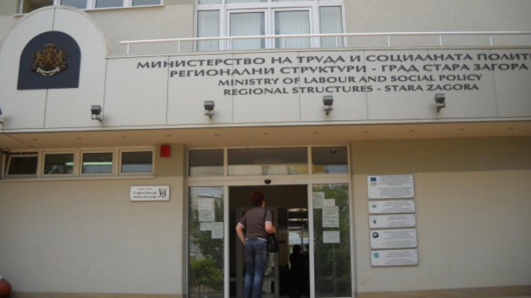 Безработицата продължава да намалява и през август
