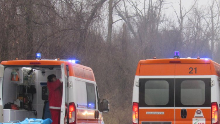 Тежка катастрофа между две коли и камион, има загинал