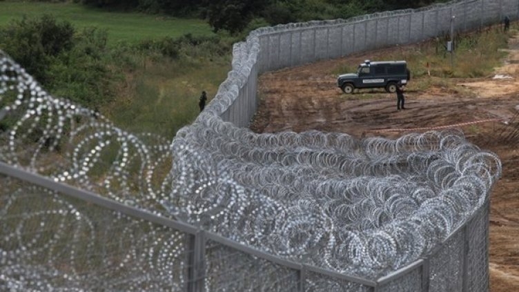 Изпаднал в шок, оцелелият военен гърмял по колата на своите