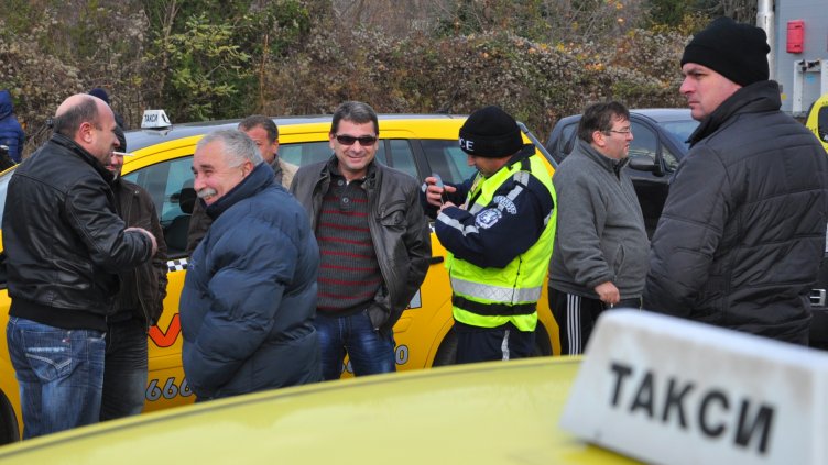 Таксиджии искат вдигане на цените