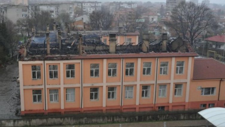 Покривът на школото в Карнобат "изчезна" след огъня