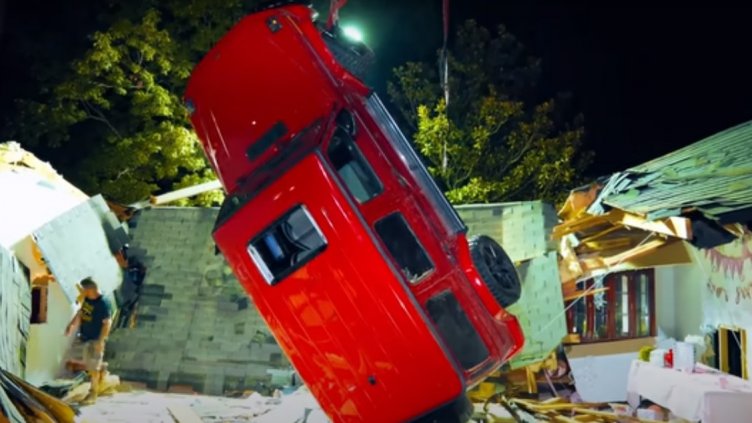 G-Class VS къща: Кой печели? Вижте във ВИДЕОТО