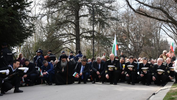 Ето как Варна отбелязва Националния празник на България (СНИМКИ)