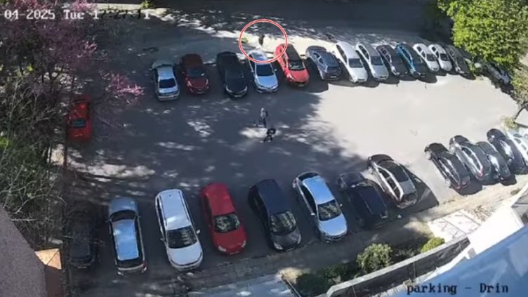 Издирват мъж, задигнал дамска раница от кола в центъра на Варна