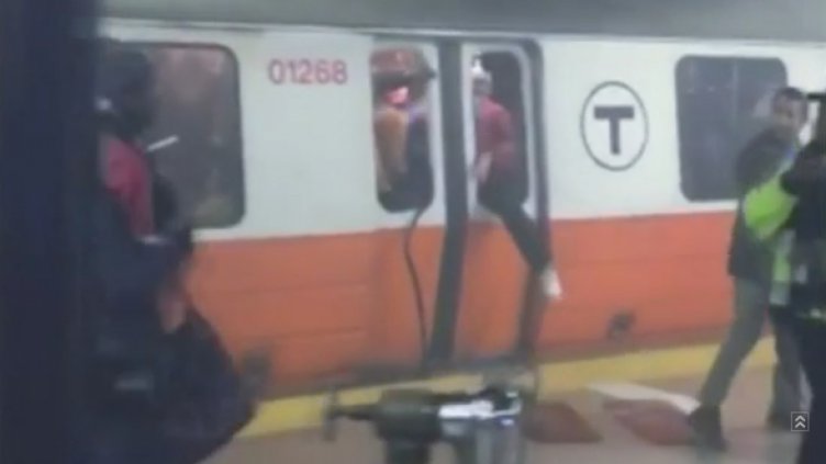 Гъст дим предизвика паника в метрото в Бостън (ВИДЕО)