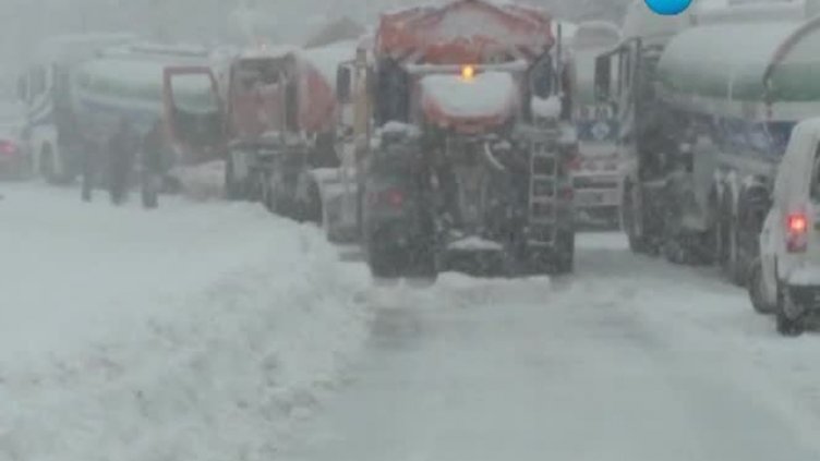 Високопроходима военна техника помага на хората в Смолянско