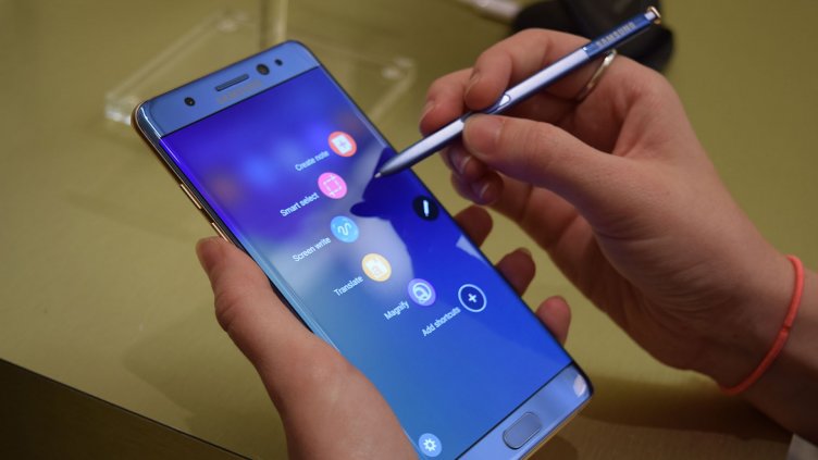 Заменените Galaxy Note 7 не гърмят, но пак създават проблеми  