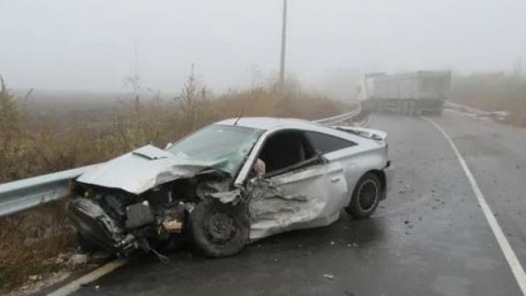 В мъглата: 18-годишен с варненска кола се вряза челно в тир по пътя за Русе