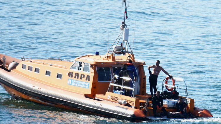 Подновяват издирването на второто дете, паднало от вълнолома