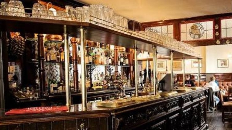 За да избегне мерките: Собственик на бар се опитва да го регистрира като храм