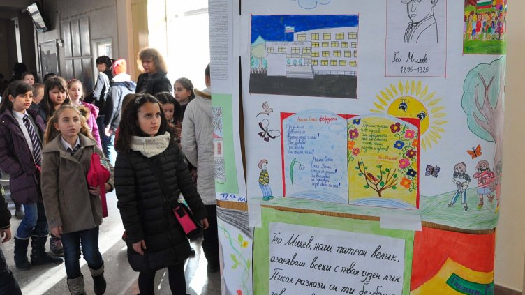 Табла, изготвени от учениците, са изложени във фоайето на школото. Снимки Пламен Гутинов