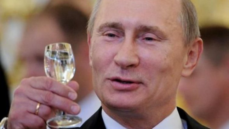 Помолиха Путин да не сваля цената на водката