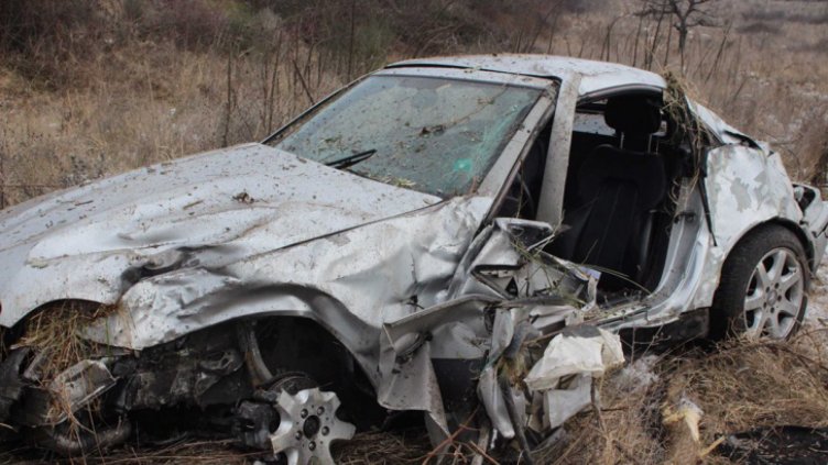 Шофьор заби спортния си „Мерцедес” в нива