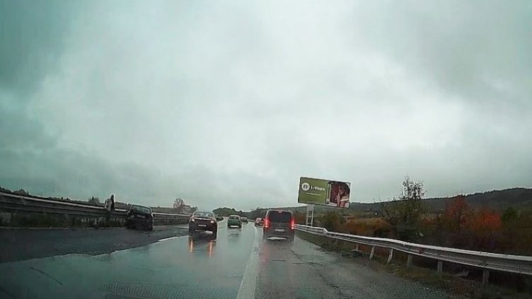 Пореден инцидент на "Струма": Автомобил с 4-членно семейство се обърна