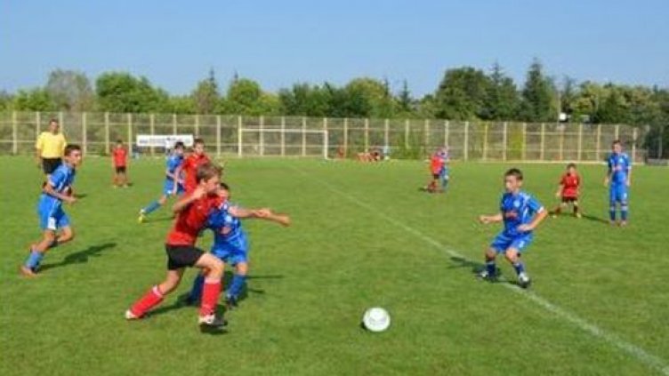 Деца играят футбол по социална програма