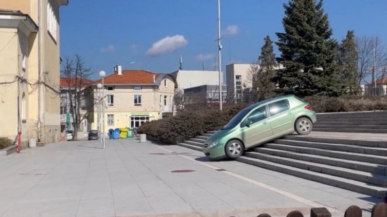 Панагюрското... пътешествие –  в колата, с детето и по стълбите ВИДЕО