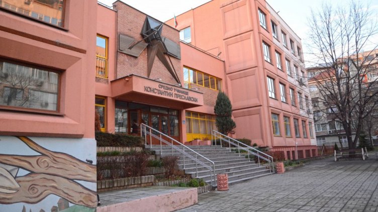 Слагат мозайката от бившата автогарата на фасадата на Хуманитарната гимназия