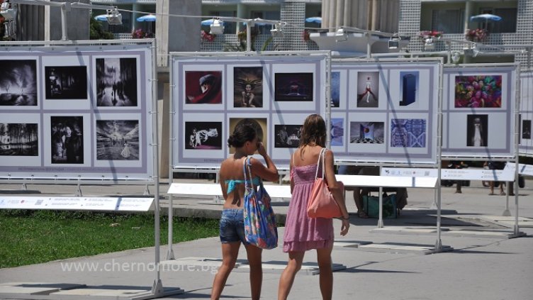 Откриха фотоизложба на входа на Морската