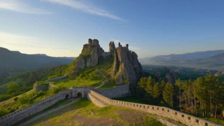 Мъж връхлетя с колата си в крепост в Белоградчик