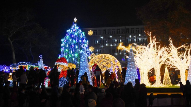 Традиционно: Палят светлините на градската елха навръх Никулден