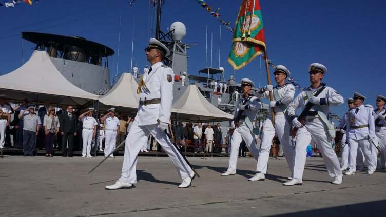 Офицерски пагони ще получат 17 курсанти във Варна