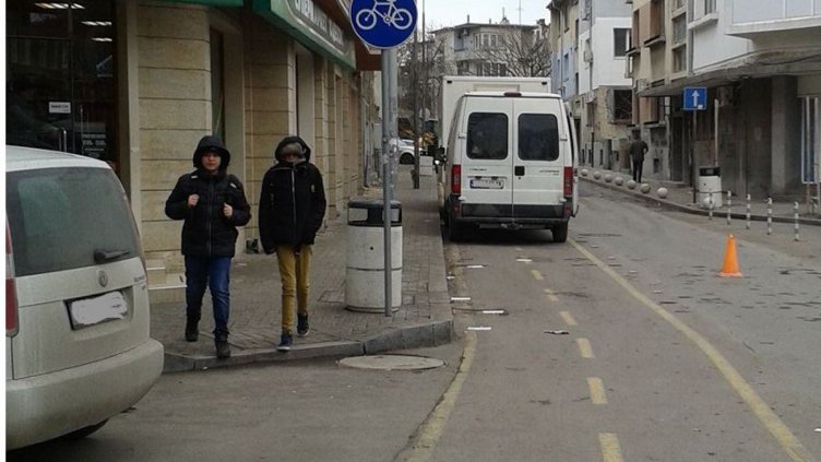 Не е велоалея, паркинг е (СНИМКИ)