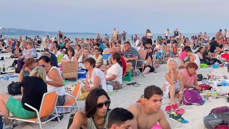 Най-дългата вечеря събра хиляди на плажа в „Аспарухово“ (СНИМКИ)