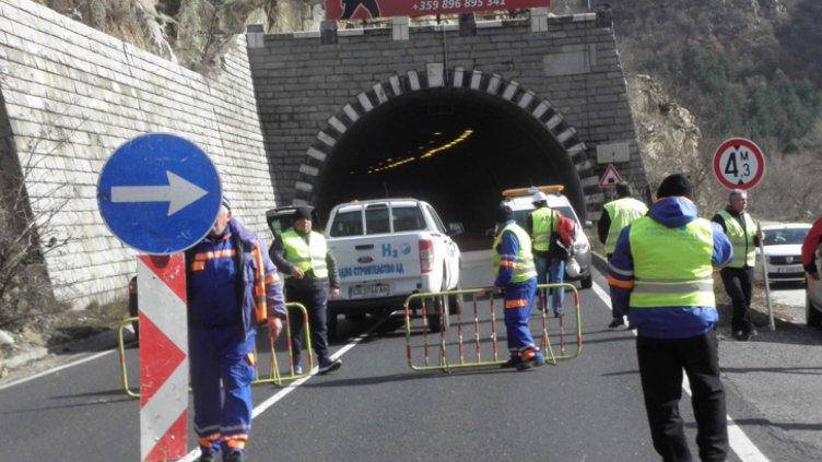 Инспектират „кривия тунел” на Е-79 в Кресненското дефиле