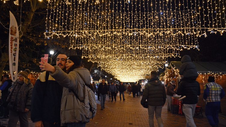 Коледният базар в центъра на Варна набира благотворителни средства