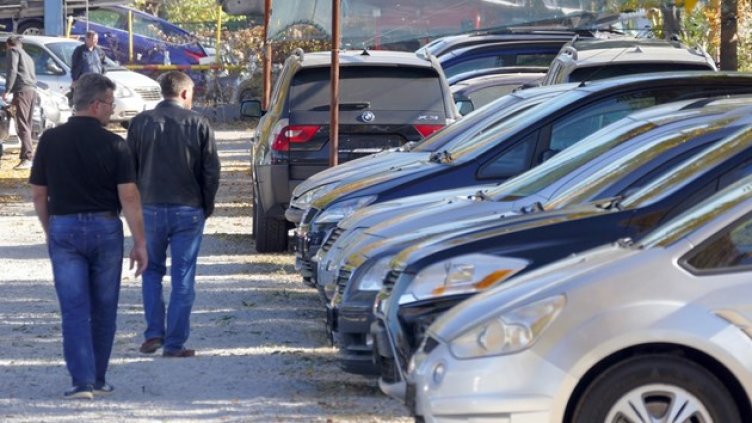 Вижда му се краят. Спира ли продажбата на дизелови и бензинови коли?