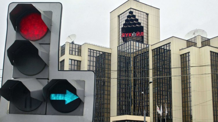 "Лукойл" иска да съди Иван Костов