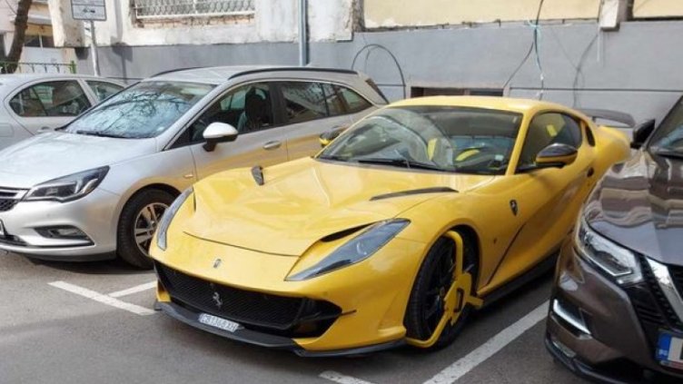 Закопчаха със скоба лъскаво ферари в синята зона във Варна