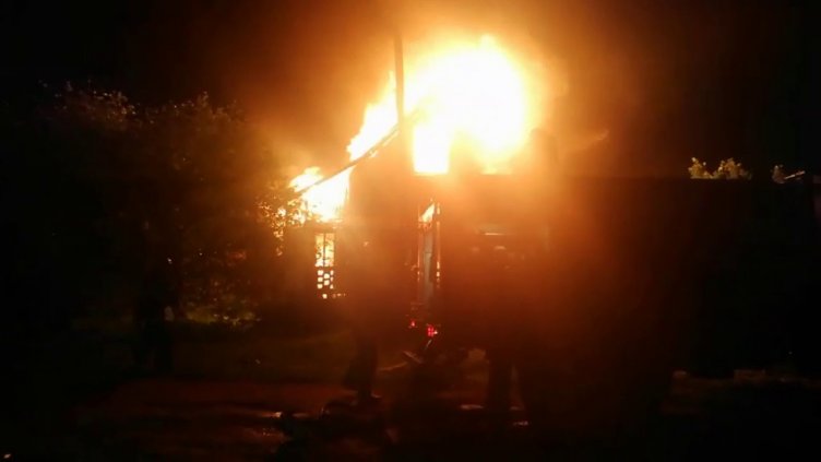 Заведение и магазин изгоряха в Приморско