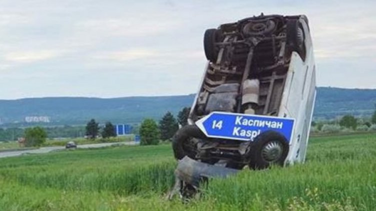 Бус отнесе табела и застана "мирно" в нива