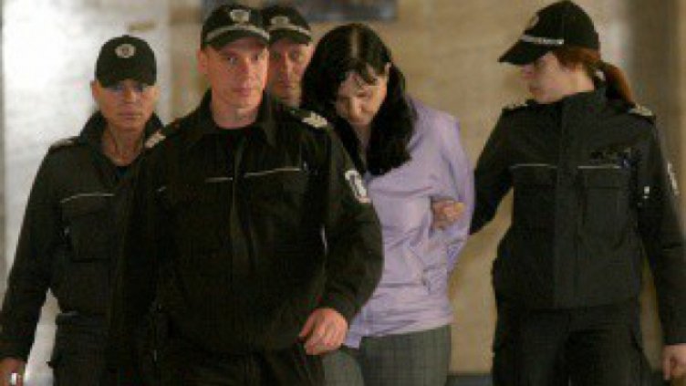 Акушерката побойница остава в ареста