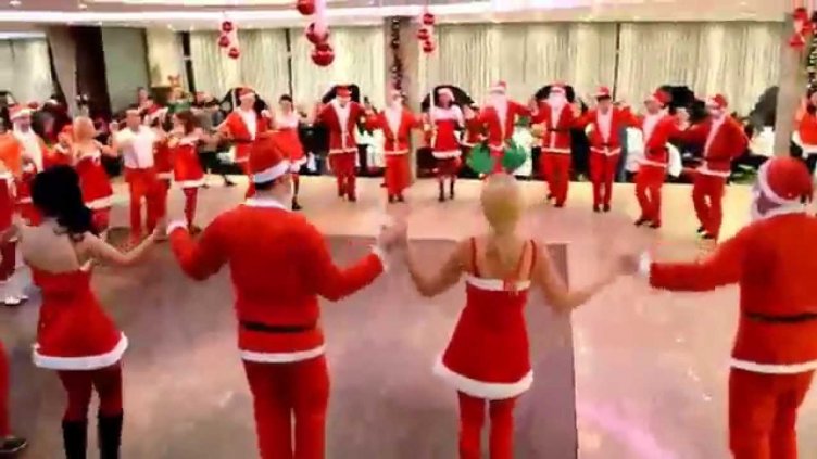 Коледните банкети са във вихъра си. Ограниченията ли? Само на хартия са!