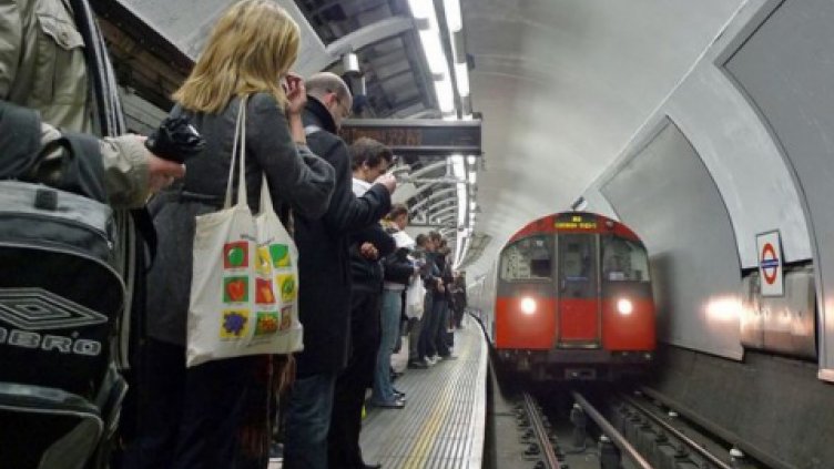 Пенсионер бутна мюсюлманка под влак в метрото