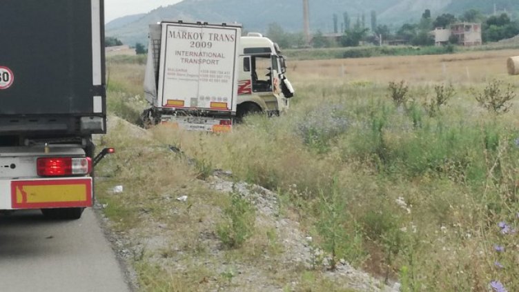 Катастрофа с камион блокира АМ „Струма”