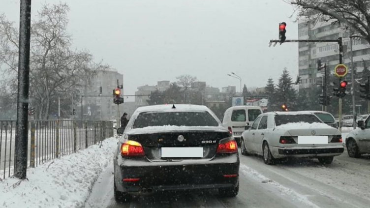 Основните варненски булеварди се почистват въпреки снеговалежа