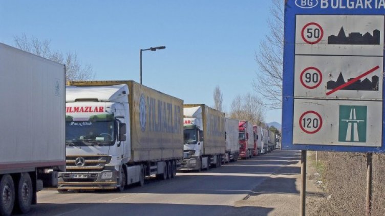 Спират движението през ГКПП Капитан Андреево тази нощ