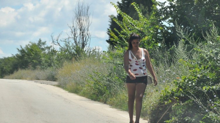 Задържаха сводник, склонявал 16-годишна към проституция