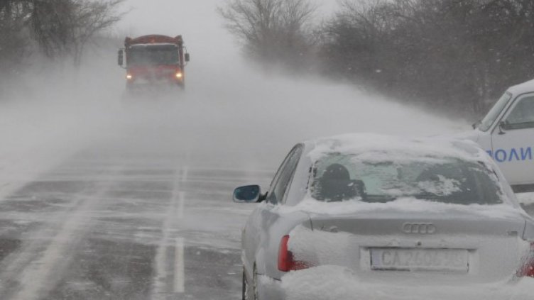 Снегът затвори проходите „Троянски“, „Златишки“ и „Върбишки“