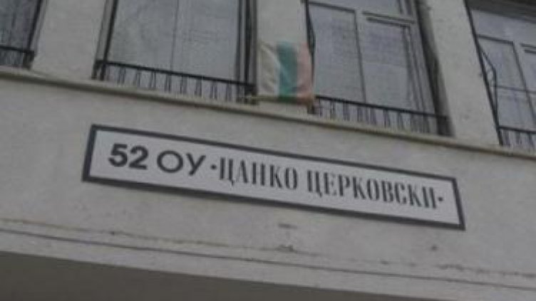 Деца отрупаха с цветя и играчки училището, в което почина Габи