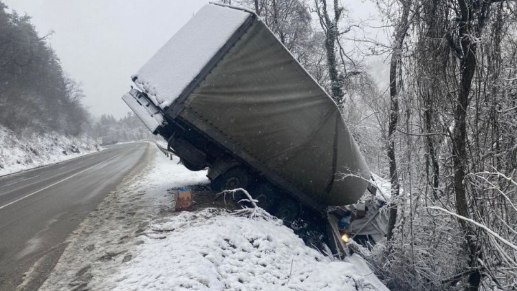 Докога с тия снежни изненади? Коли кретат, камиони блокирани, кой ли чисти?