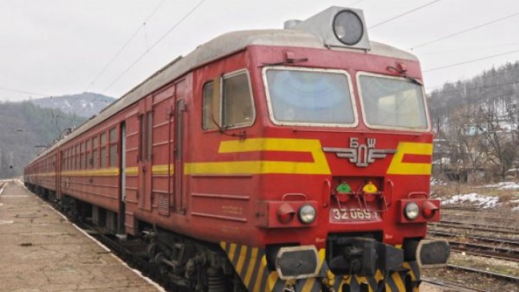 Локомотив на пътнически влак горя по трасето Горна Оряховица-Шумен